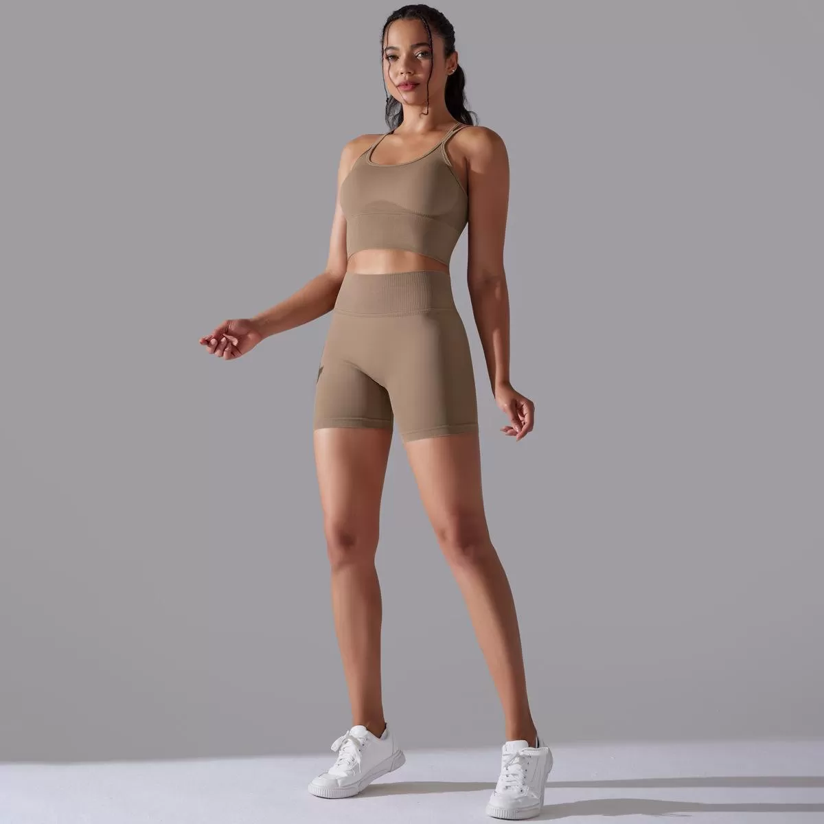 Conjunto de yoga de 2 piezas sin costuras para mujer: sujetador deportivo y pantalones cortos FGB6632